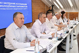 Саратовские ветеринары помогли попугаю Роме с длинным клювом